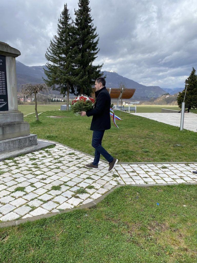 DELEGACIJA OPŠTINE MOJKOVAC POLOŽILA JE VIJENAC NA SPOMENIK  JUNACIMA MOJKOVCA PALIM U RATOVIMA  1990-1999. GODINA.