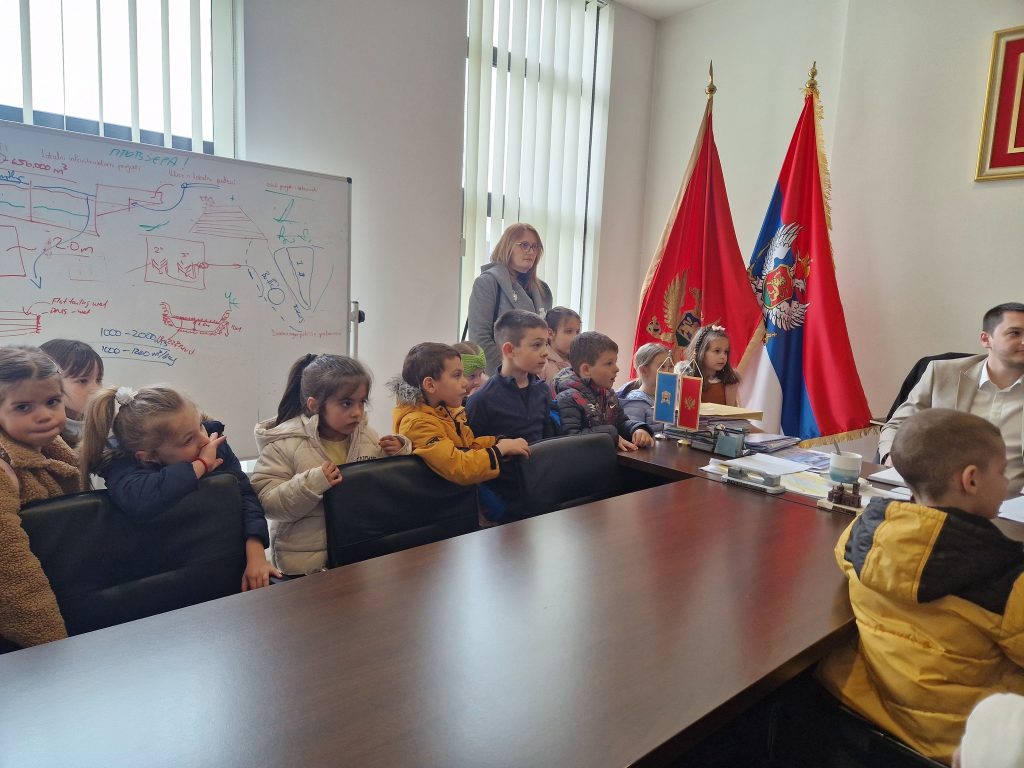 DJECA STARIJIH VASPITNIH GRUPA JPU “JEVROSIMA JEVRA RABRENOVIĆ” U POSJETI PREDSJEDNIKU OPŠTINE